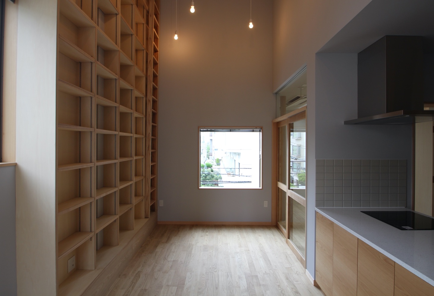 壁面本棚のあるホワイエがある塾