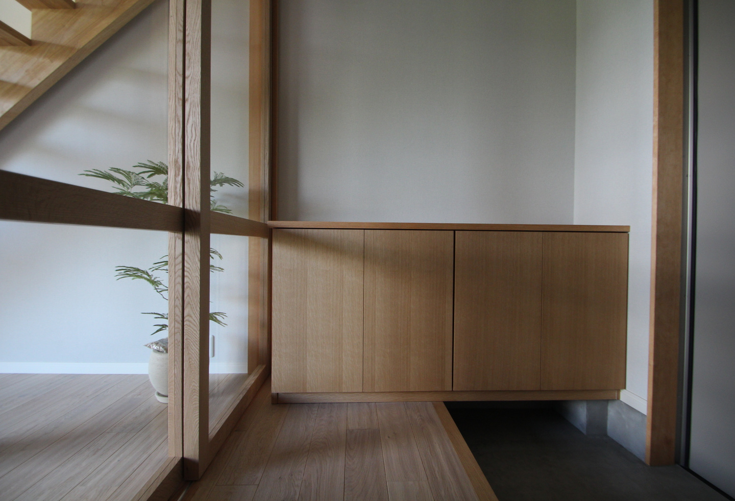 草花に囲まれた美容室の待合