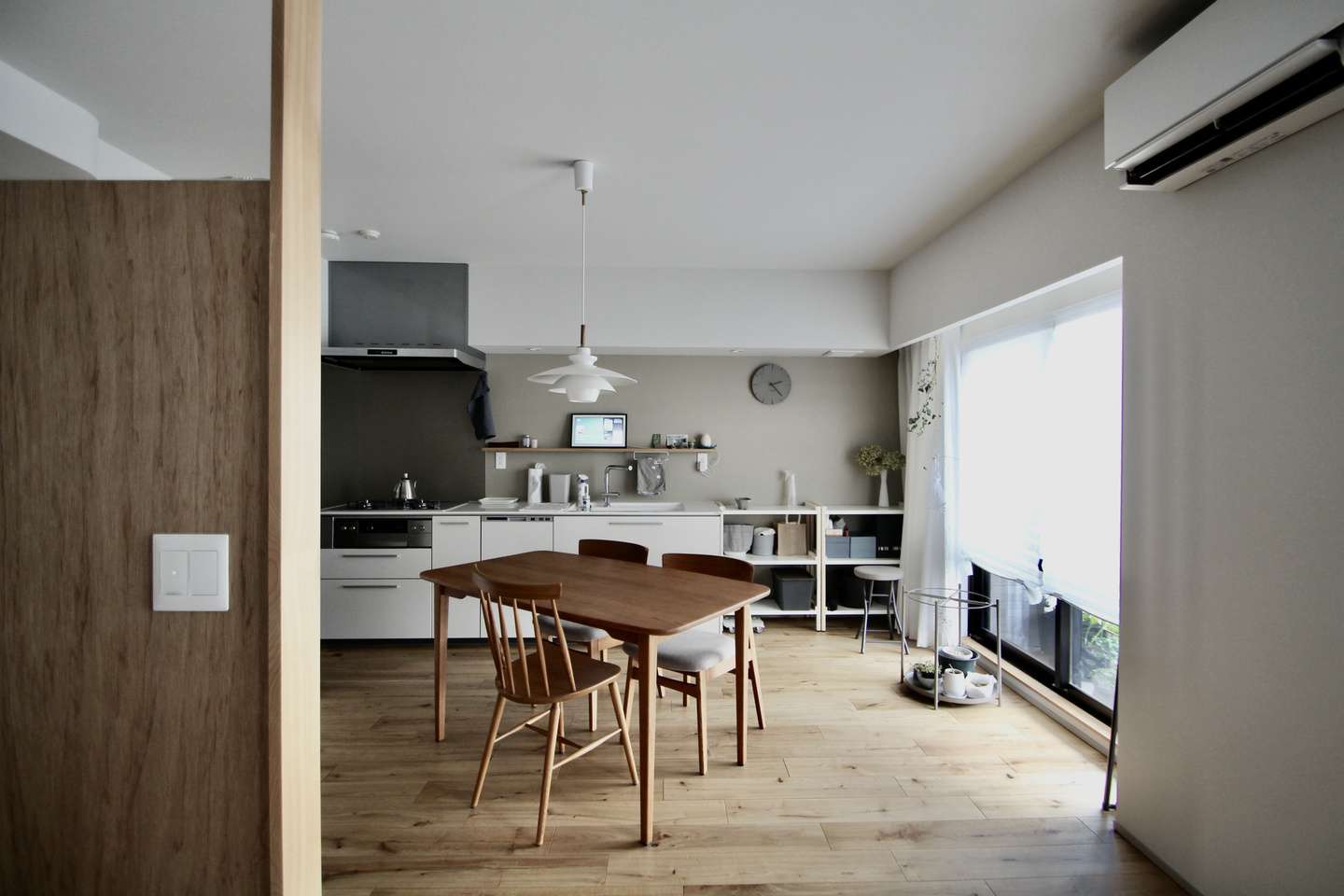 くつろいでいる猫