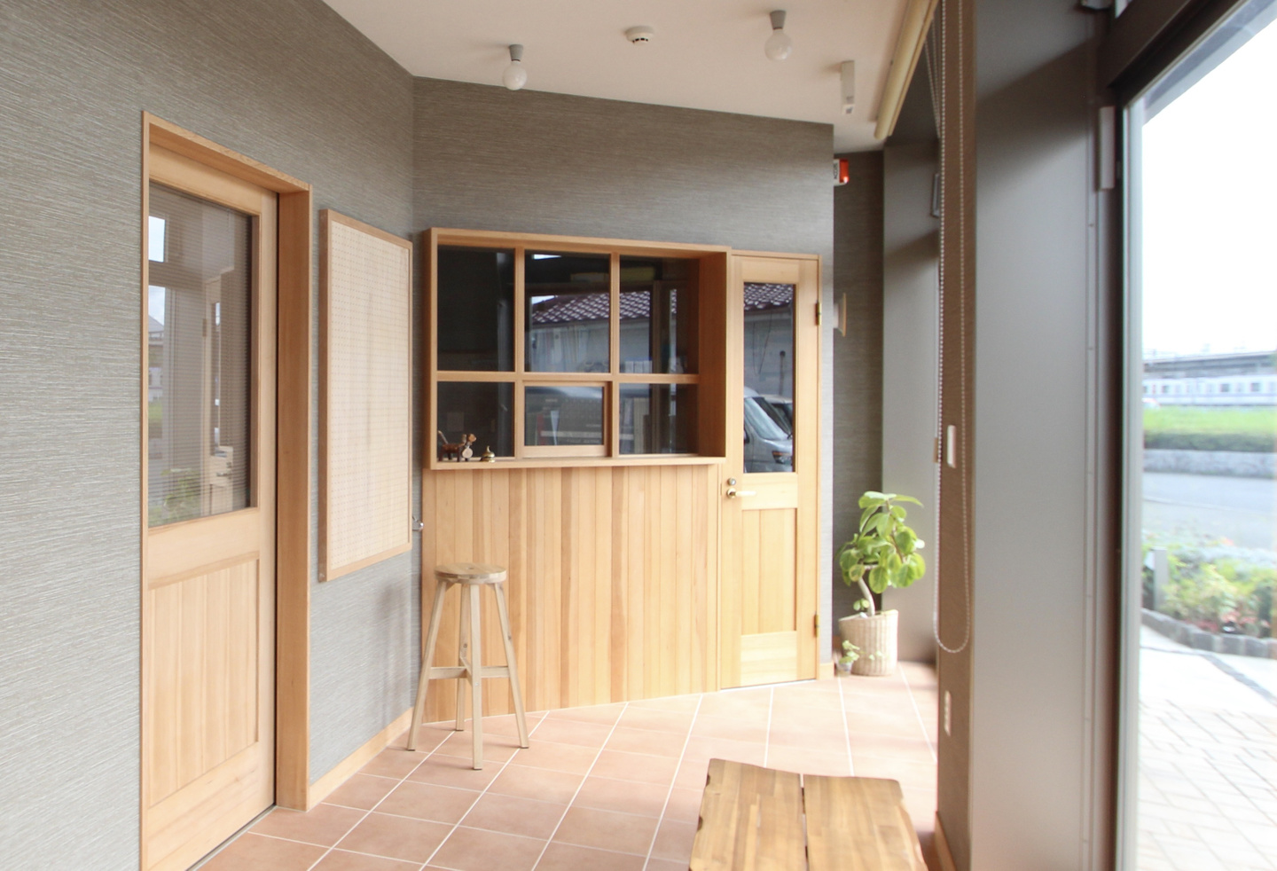 木製建具のある玄関