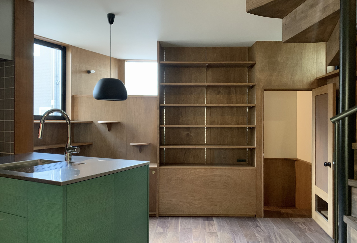 木製建具のある玄関